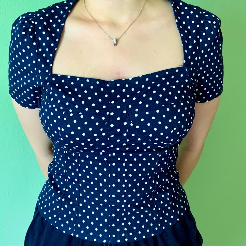 Polka dot form fitting short sleeved shirt